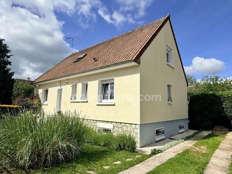 Välivaade - House with Full Basement and Garden in Nangis
