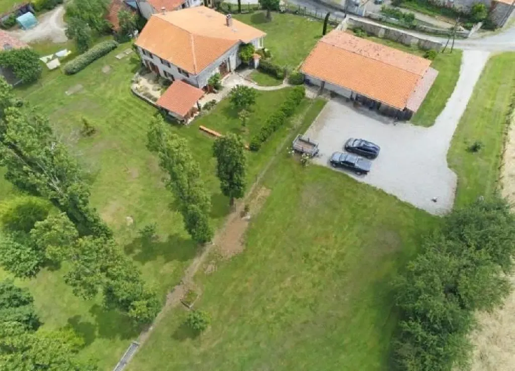 Õhuvaade - Spacious House with Large Garden in Cellefrouin