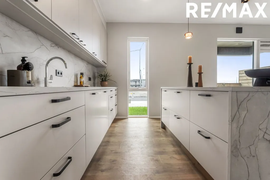 Cuisine - 5-Bed Apartment with Balcony in Álftanes