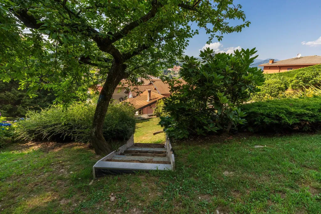Garden - Single-Storey Villa with Garden in Marchirolo