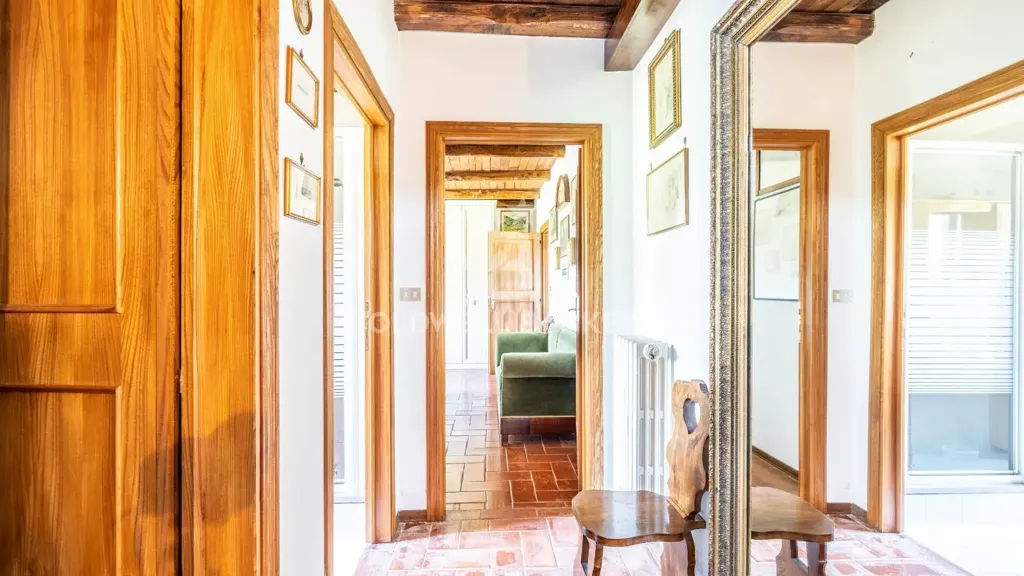Esik - Villa with Pool in Monte Pennino