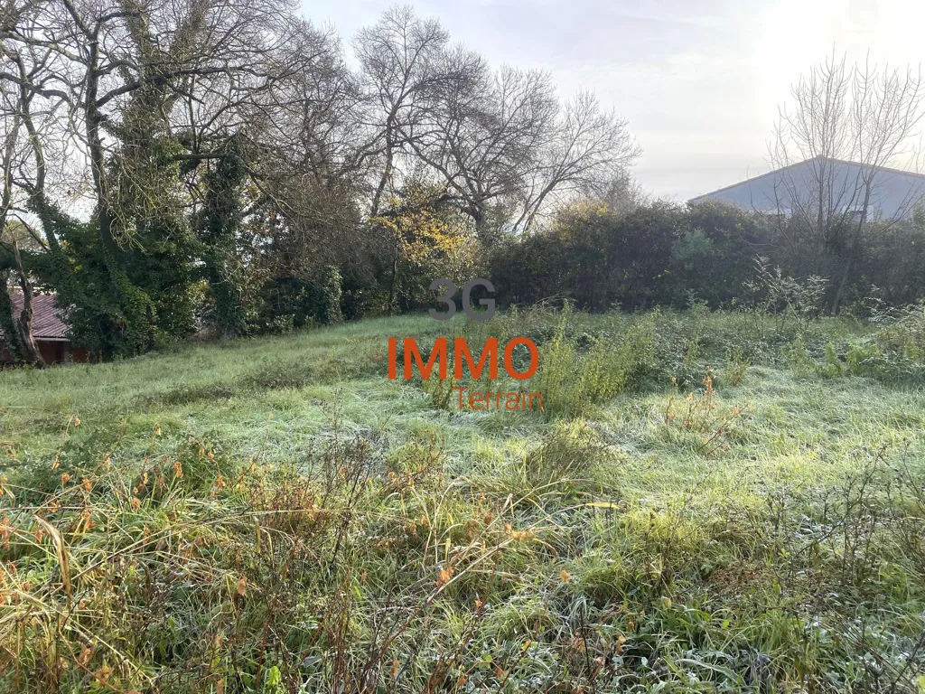 Jardin - Terrain Constructible au Calme avec Vue Sud près de Nîmes