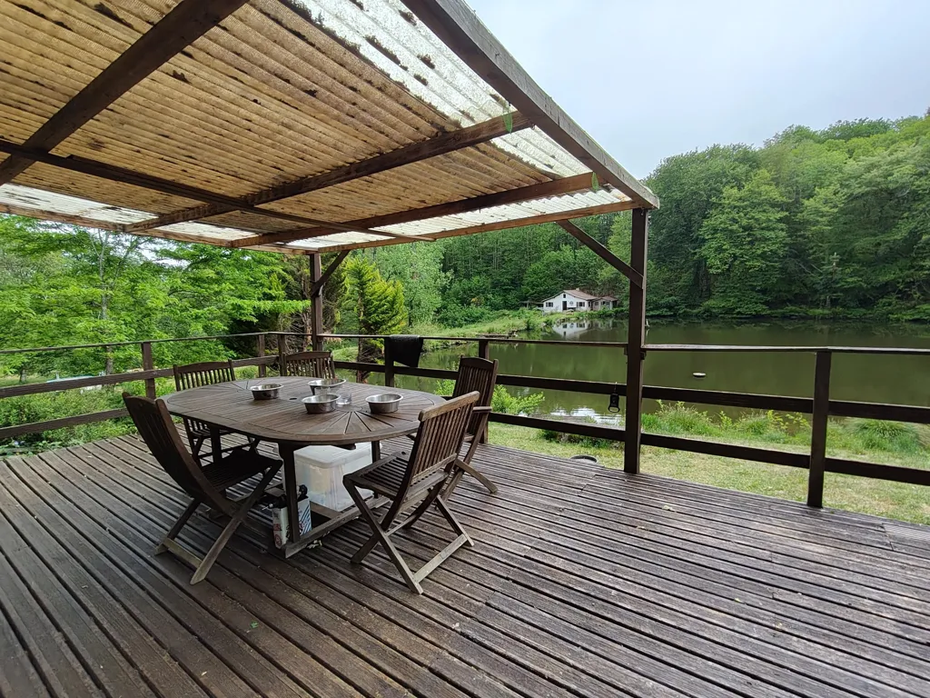 Terrasse - Maisonnette avec Deux Étangs dans le Périgord Vert