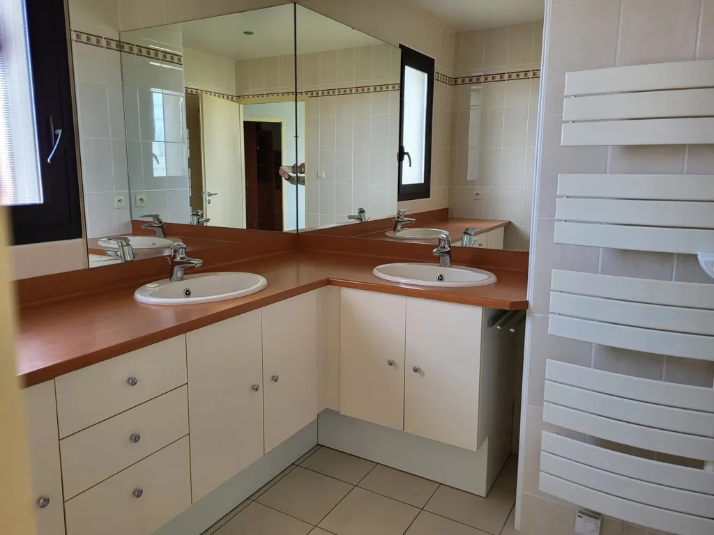 Salles de bain - Maison Économe en Énergie avec Jardin à Verrières