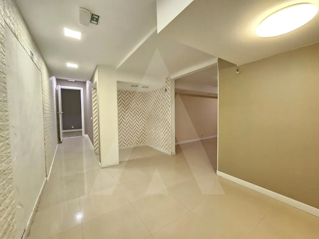 Entrée - Shop with Storage in Aveiro City Centre