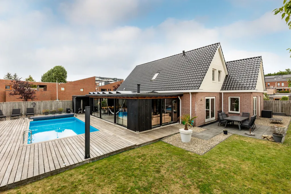 Piscine - Detached House with Private Pool in Pernis