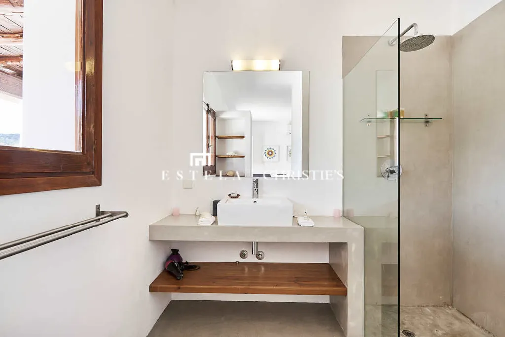 Salles de bain - Contemporary Villa with Pool in Es Cubells