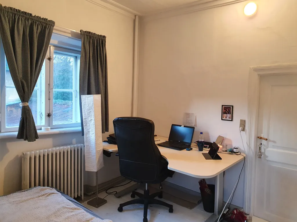 Bureau - Furnished Room with Balcony in Aalborg C