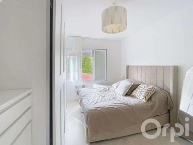 Chambres - Immeuble Mixte avec Atelier et Appartement Loué à Saulx-les-Chartreux