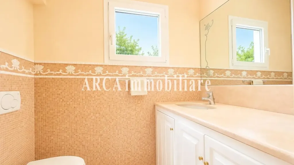 Bathrooms - Rustic Villa with Garden in Pietrasanta