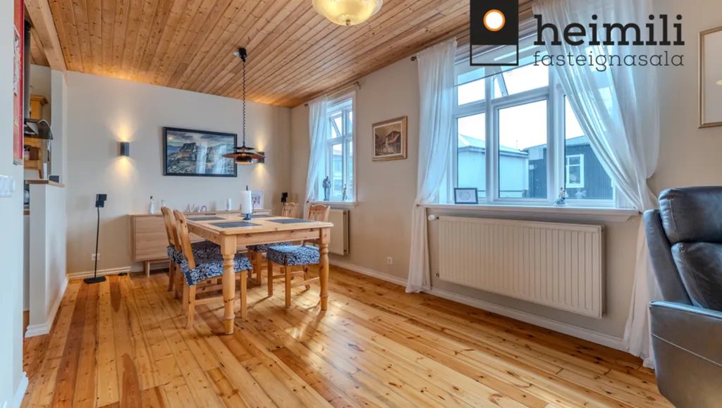 Söögituba - Detached House with Large Garage in Hafnarfjörður