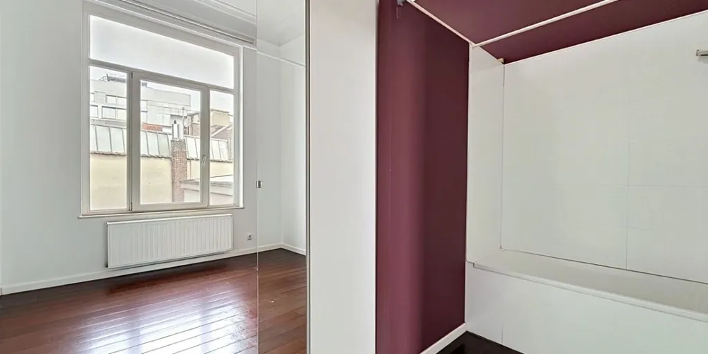 Vannitoad - Bright Neoclassical Apartment with Balcony in Brussels
