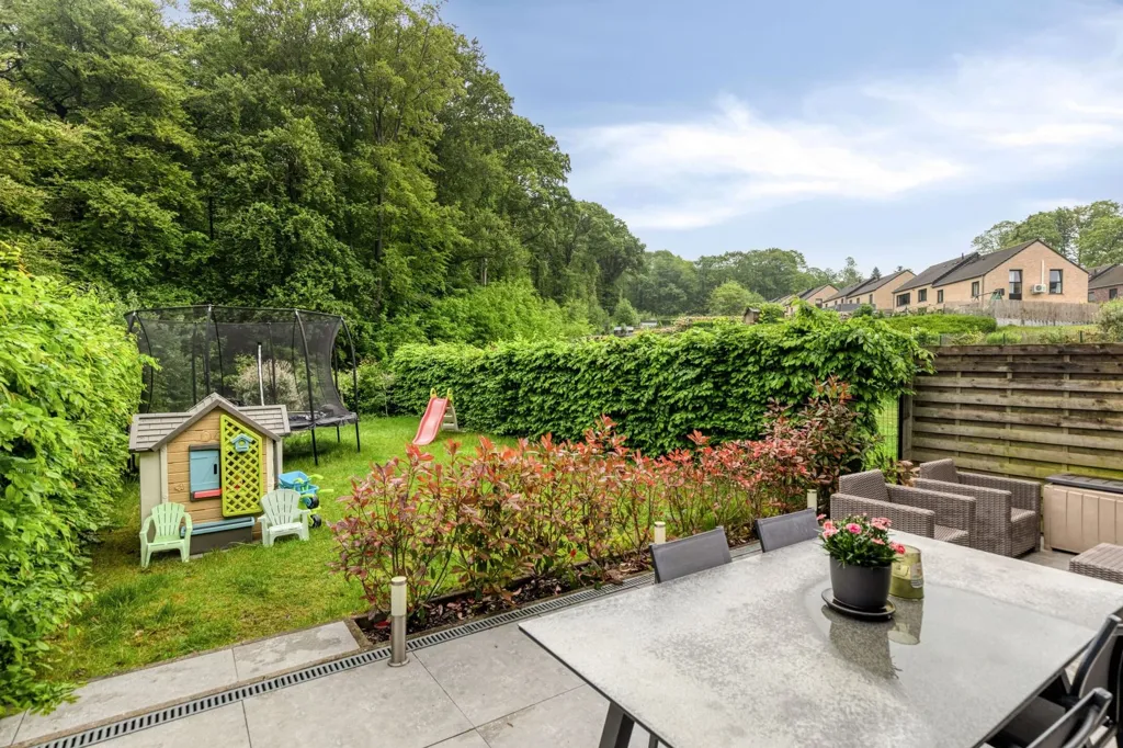 Jardin - Maison Récemment Construite avec Terrasse à Clabecq