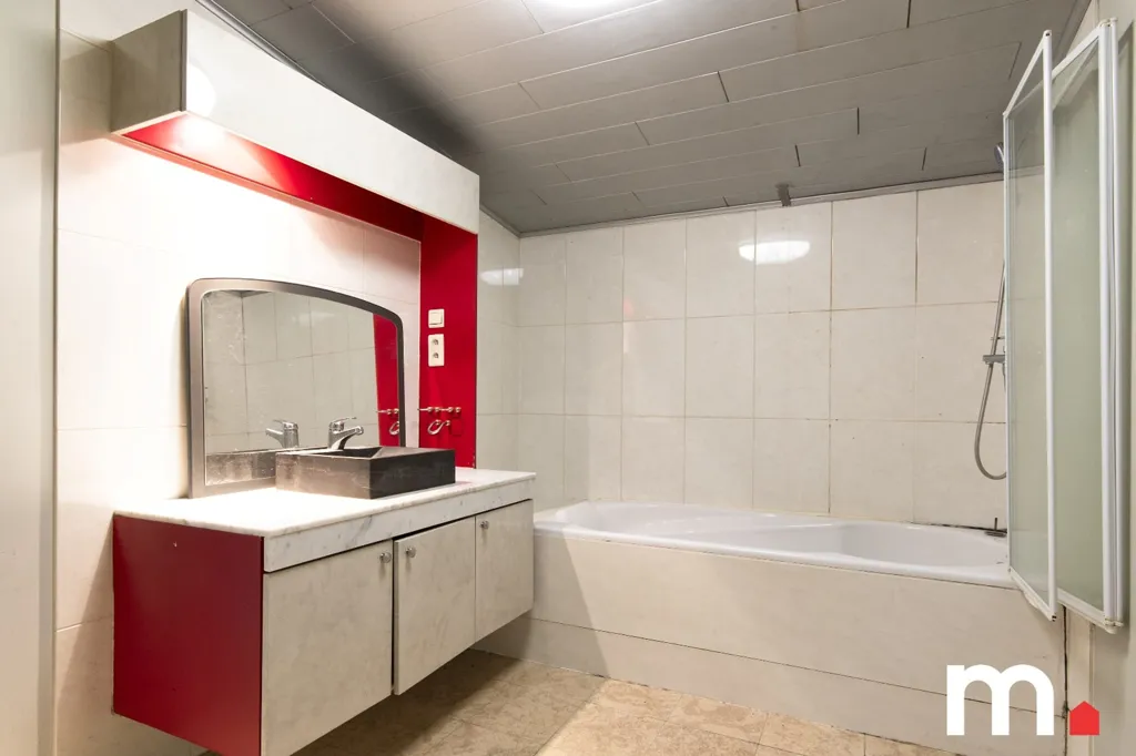 Salles de bain - Maison Charmante avec Grand Jardin à Lendelede