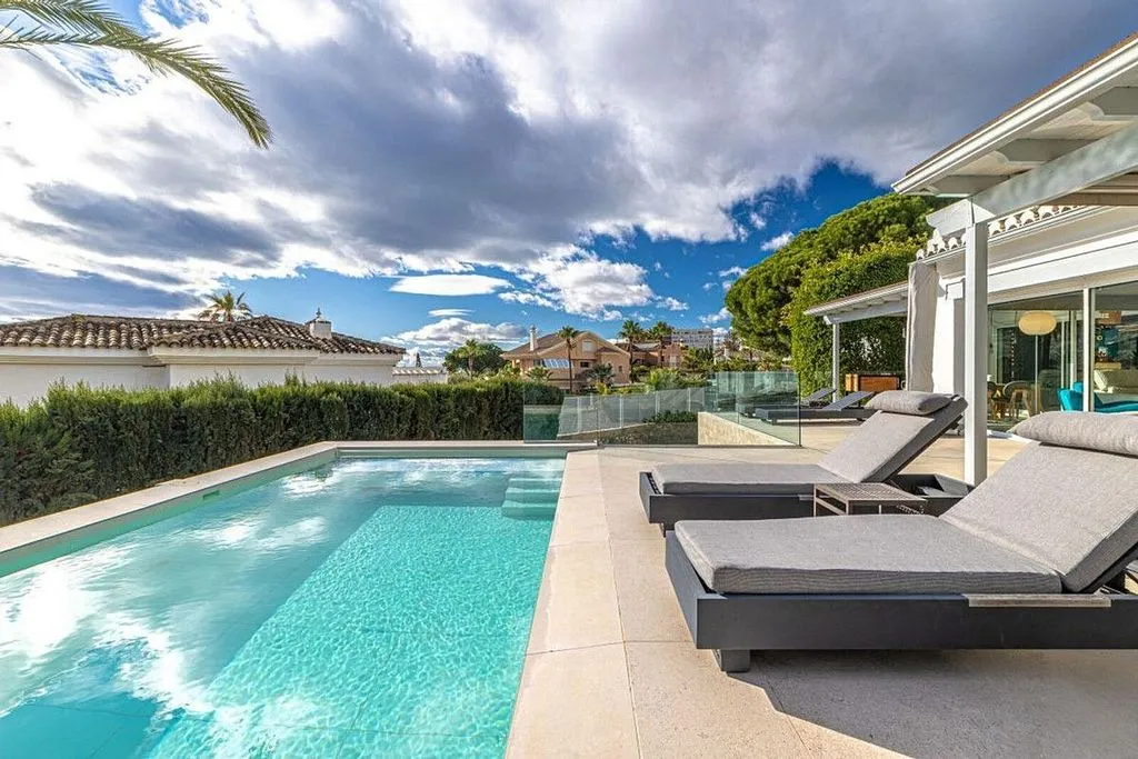 Piscine - Traditional Chalet with Pool in Las Chapas, Marbella