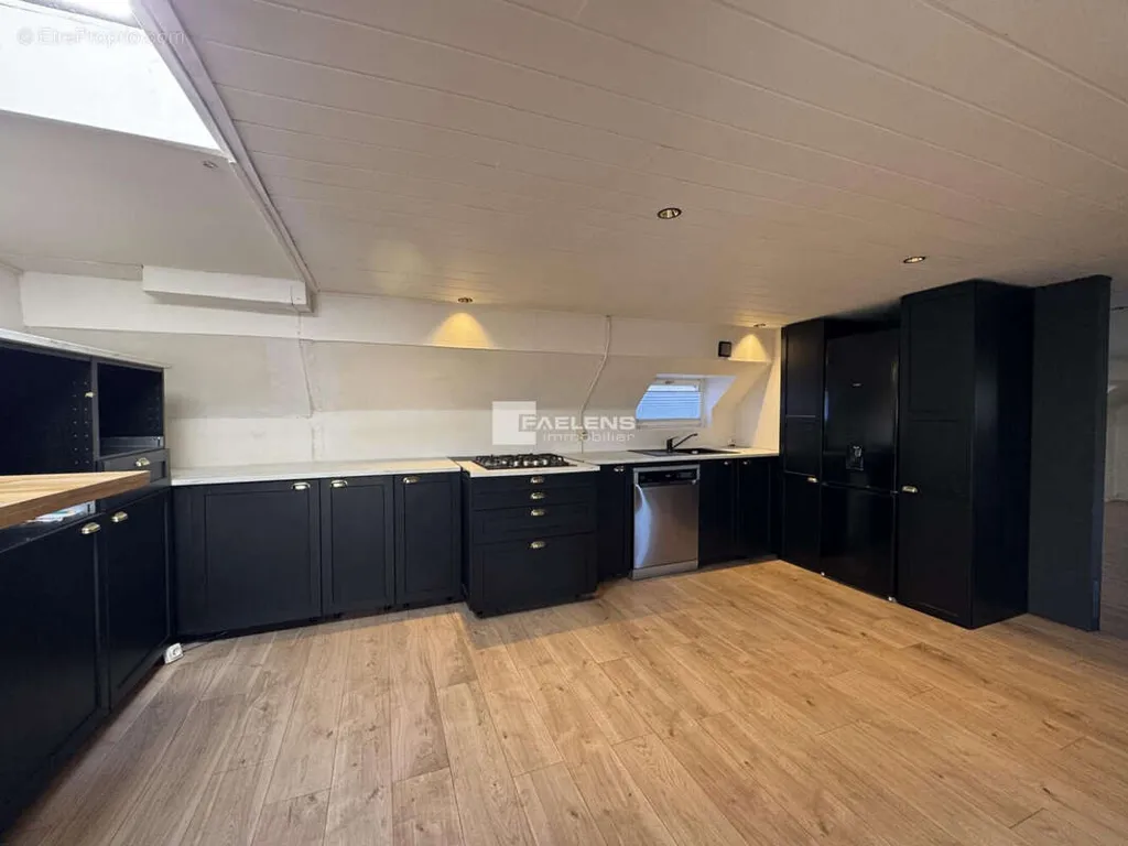 Kitchen - Aménagée Péniche with Waterfront View in Lille