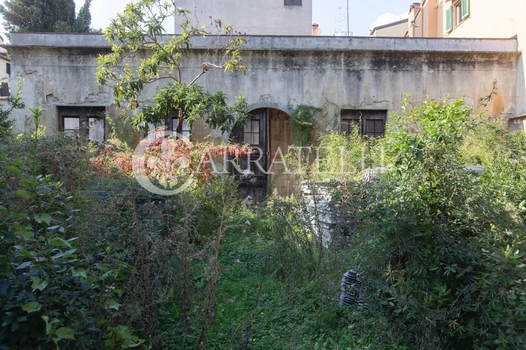 Aed - Historic Building with Courtyard in Florence