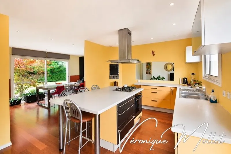 Cuisine - Maison Contemporaine de Plain-Pied avec Jardin à Proximité