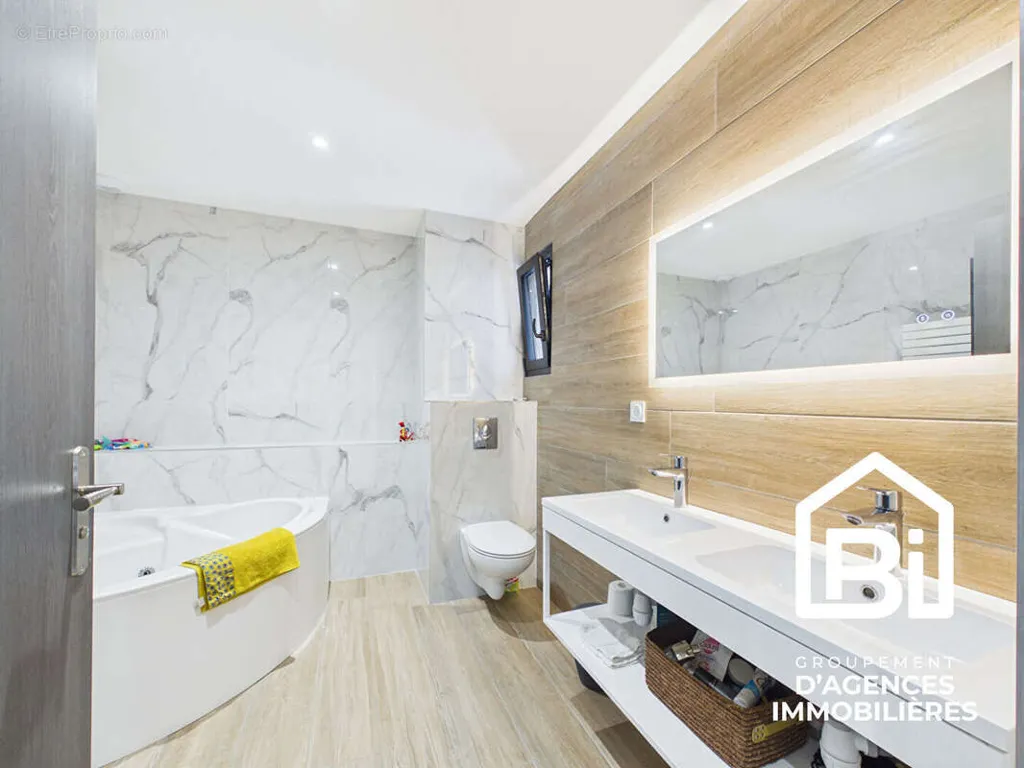 Salles de bain - Maison de Plain-Pied avec Jardin à Évrecy