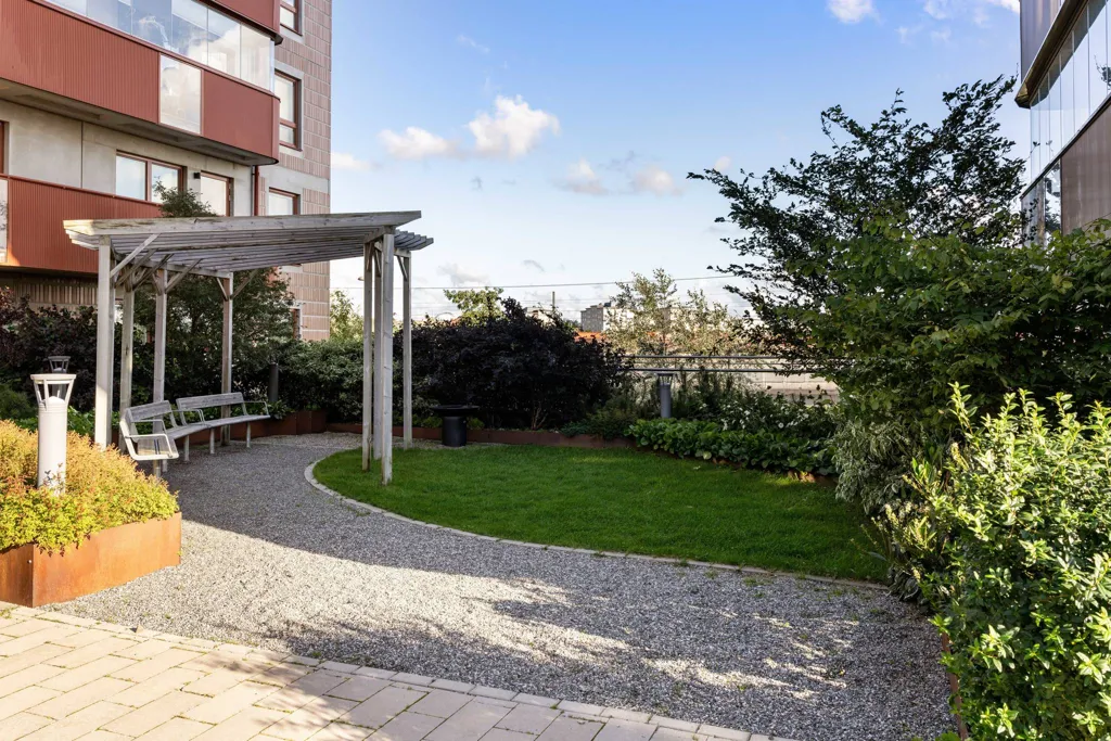 Aed - Modern Apartment with Garden View in Årstaskogs Väg
