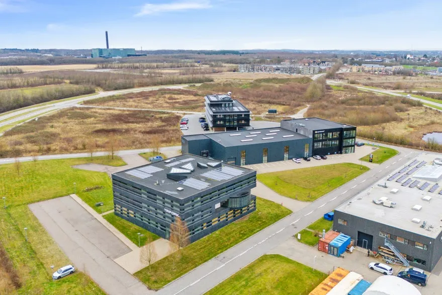 Vista aerea - Modern Office Building near Motorway in Aarhus