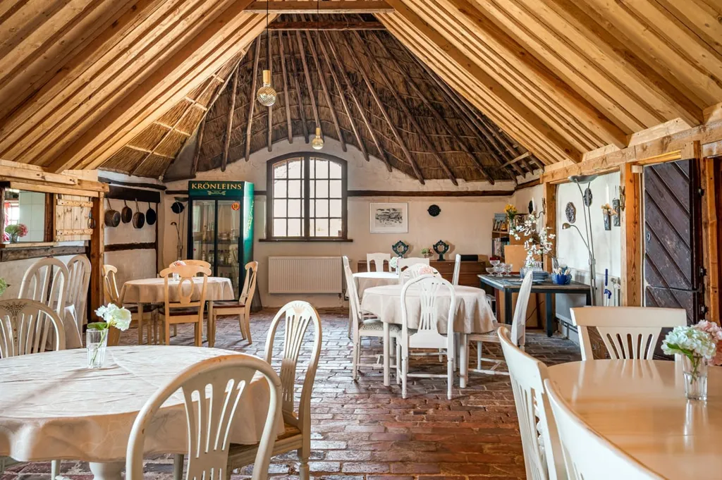 Söögituba - Historic Cross-Vaulted Farmhouse with Restaurant in Halland