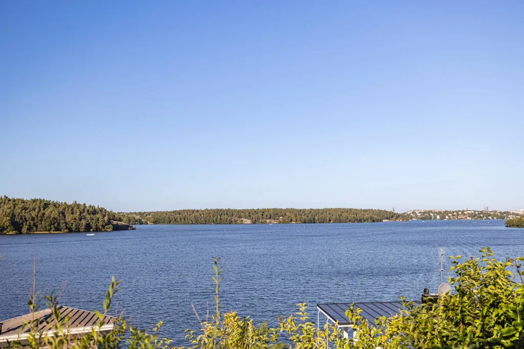 Garden - Modern Apartment with Mälaren View in Mälarhöjden