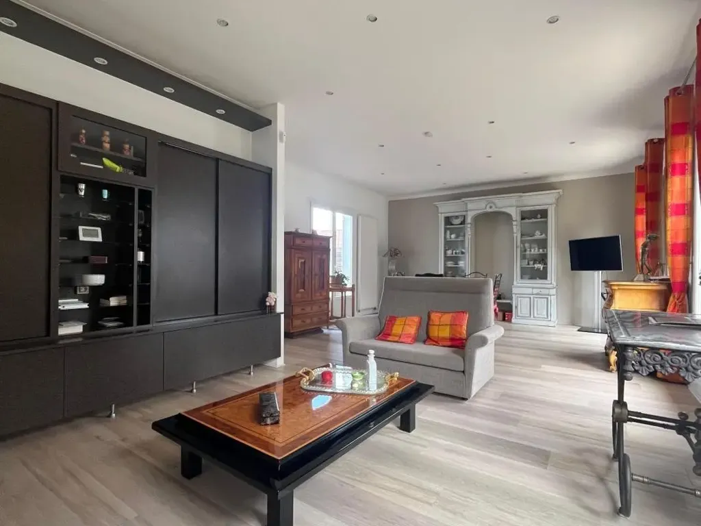 Elutuba - House with Substantial Basement in La Rochelle