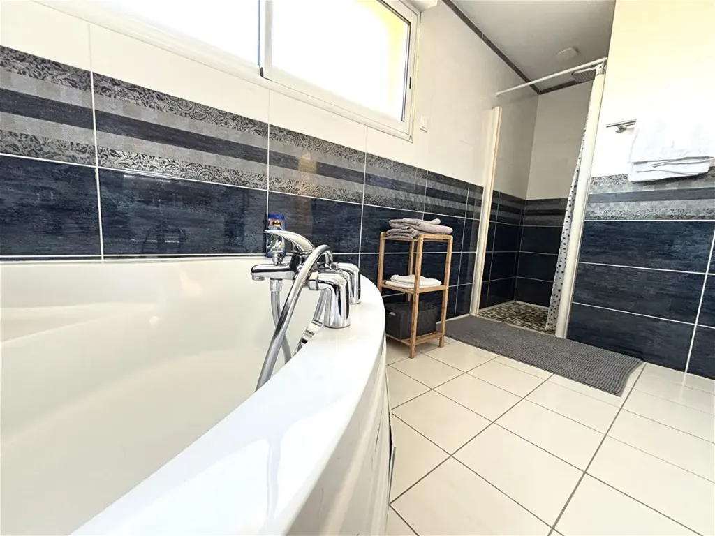 Salles de bain - Maison Récemment Construite avec Jardin à Trélazé