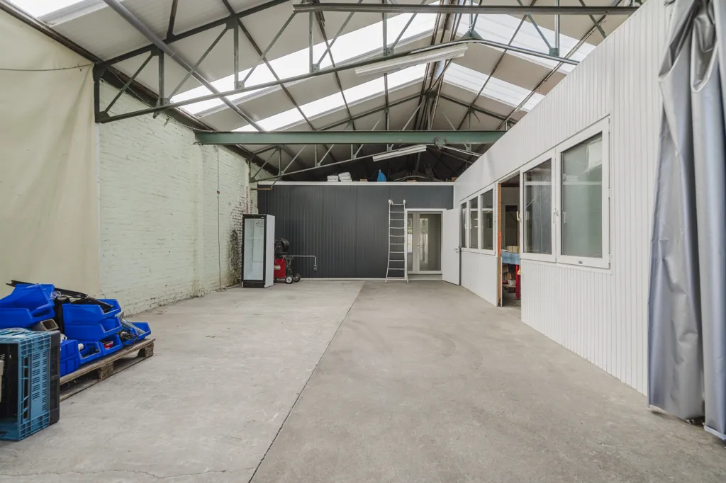 Garage - Bâtiment Commercial avec Appartement Loué à Wevelgem