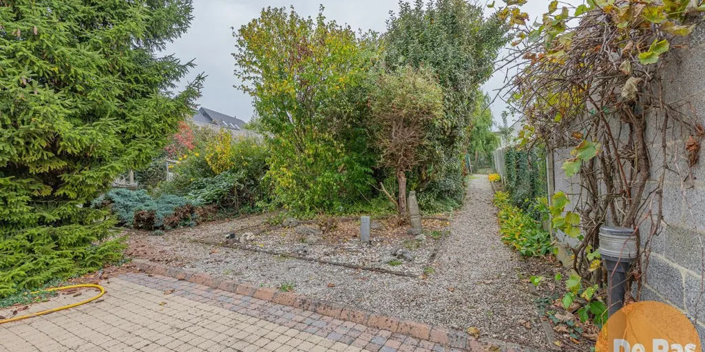 Jardin - Propriété Mixte avec Garage Spacieux à Mere