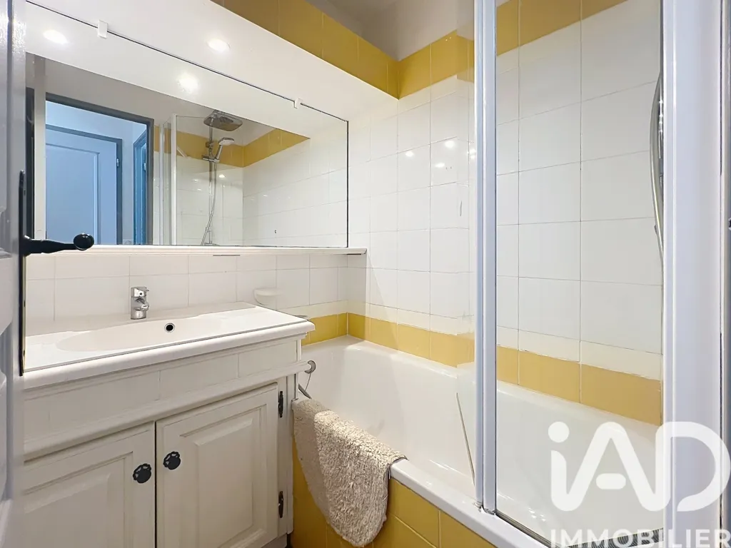 Salles de bain - Appartement en rez-de-jardin avec vue mer à Grimaud