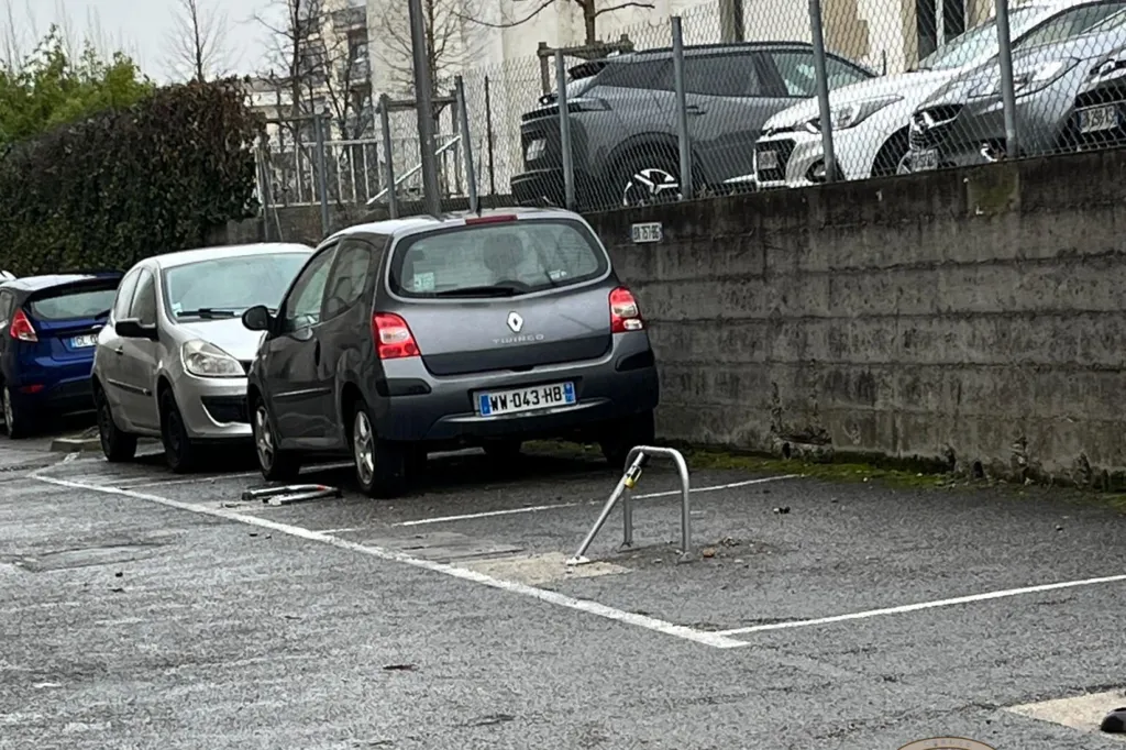 Extérieur - Parking Aérien à Annemasse, Proche Centre-Ville