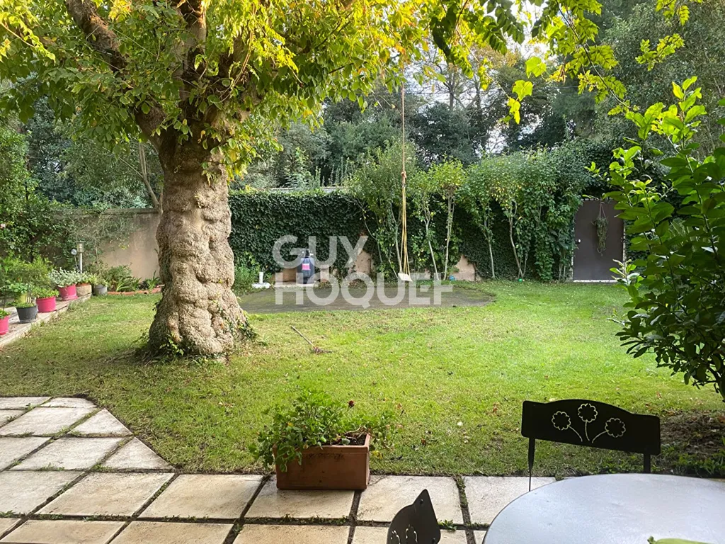 Aed - Garden-Accessed Garden Flat in Avignon