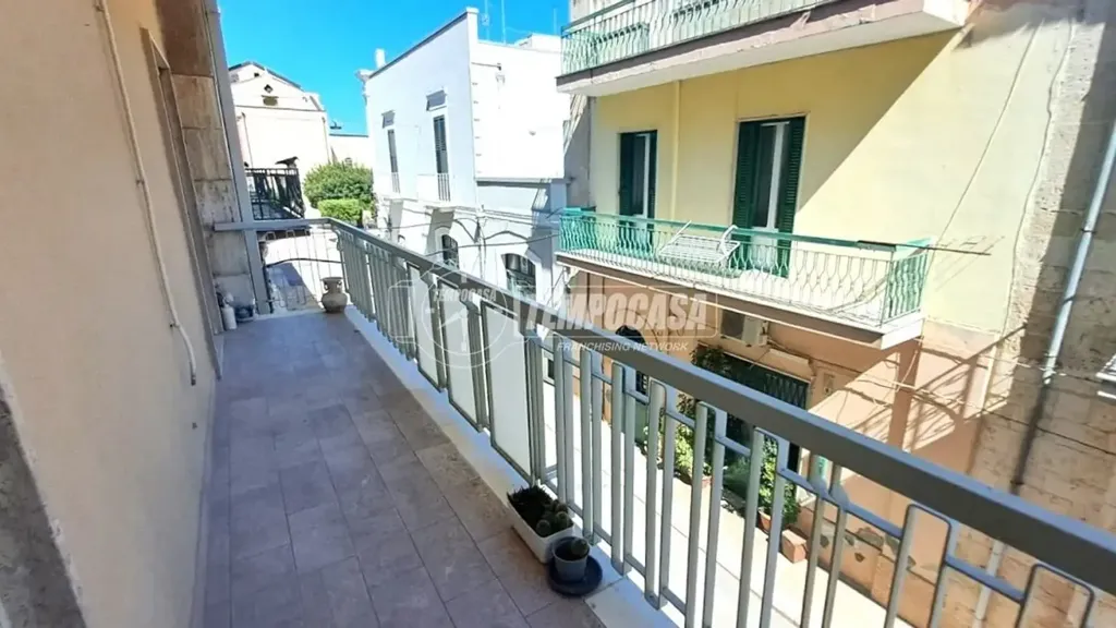 Rõdu - Fully Renovated Apartment with Terrace in Adelfia