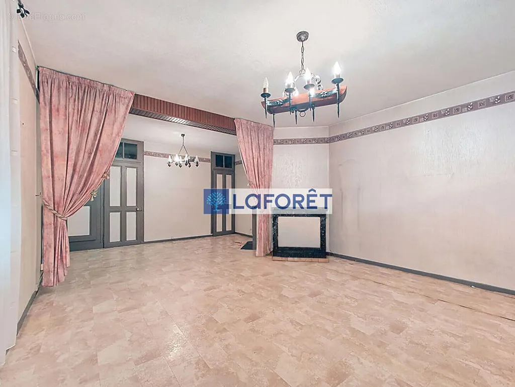 Elutuba - 6-Bedroom House with Courtyard in Saint-Dizier