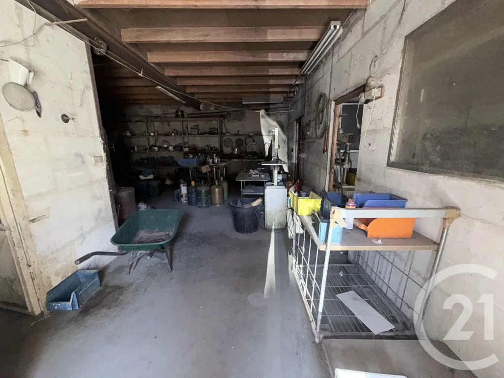 Garage - Warehouse with Garden in St Cyr Centre
