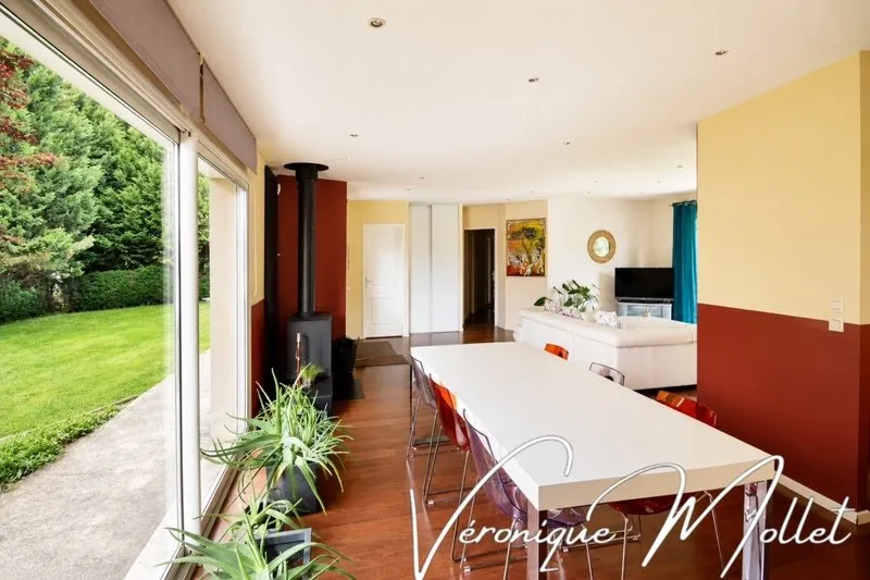 Terrasse - Maison Contemporaine de Plain-Pied avec Jardin à Proximité