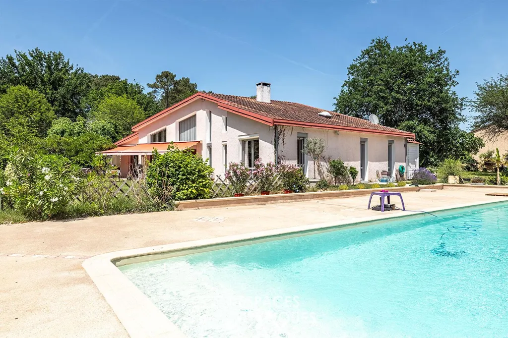 Piscine - Maison d'Architecte avec Piscine dans un Écrin Naturel