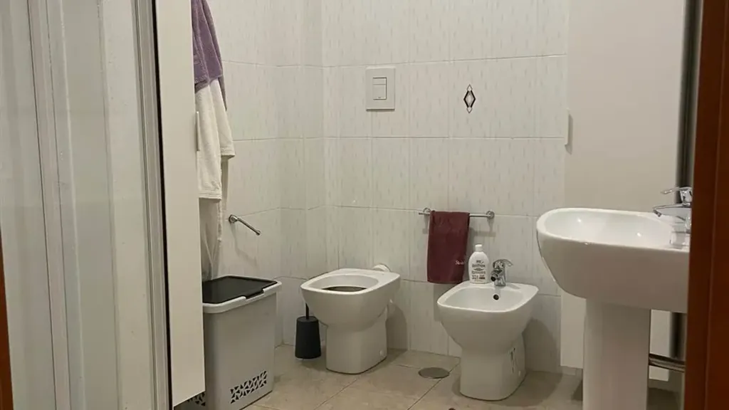Salles de bain - Rear-Facing Apartment with Terrace in Cosenza