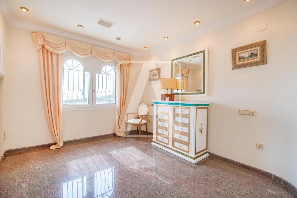 Bureau - Luxury Villa with Sea Views in Benissa