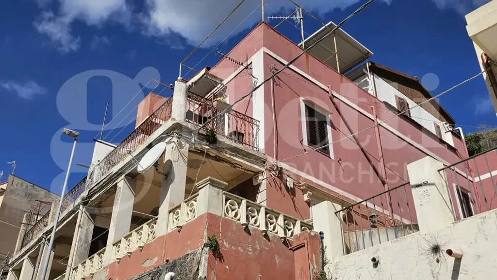 Välivaade - Twin-Storey Apartment with Terrace in Messina