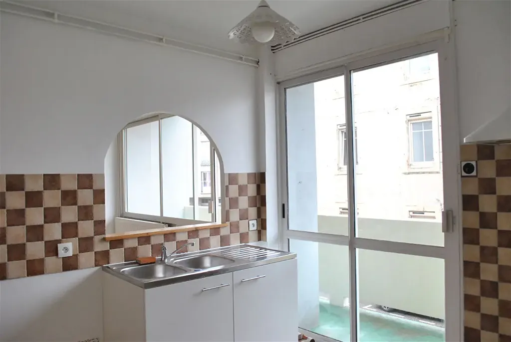 Kitchen - 3-Bed Apartment with Balcony in Agen