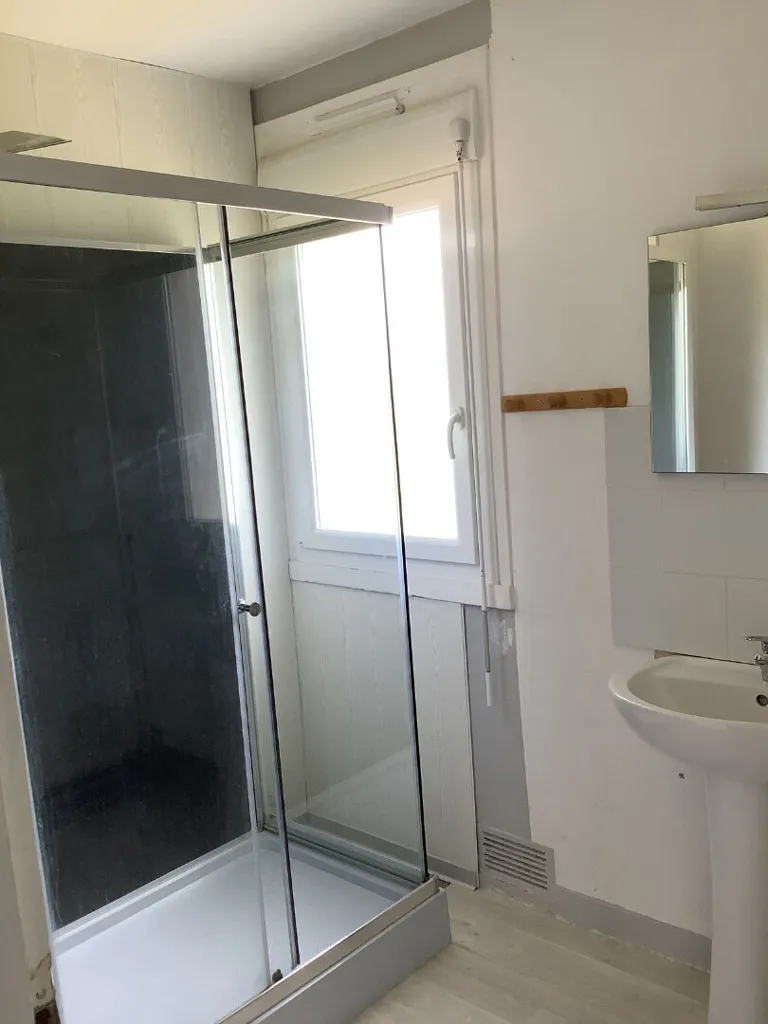 Salles de bain - Maison avec Jardin et Cour à Proximité