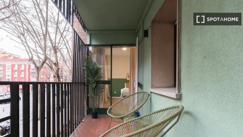 Balcone - Shared Apartment with Terrace in Pacífico, Madrid