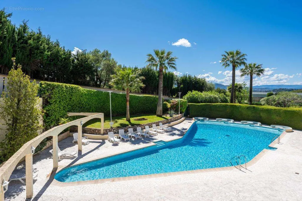 Piscine - Appartement avec Vue Mer et Piscine au Cannet