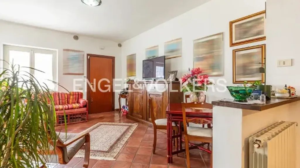 Séjour - Villa with Three Apartments in Guidonia Montecelio