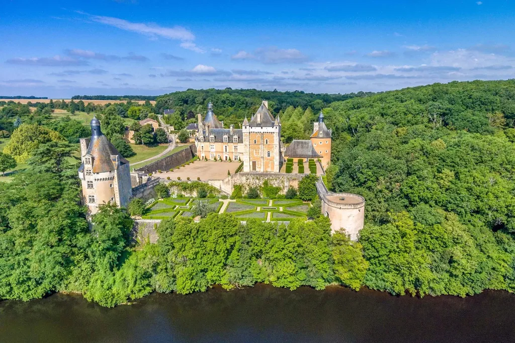 Õhuvaade - Medieval Château with River View near Poitiers