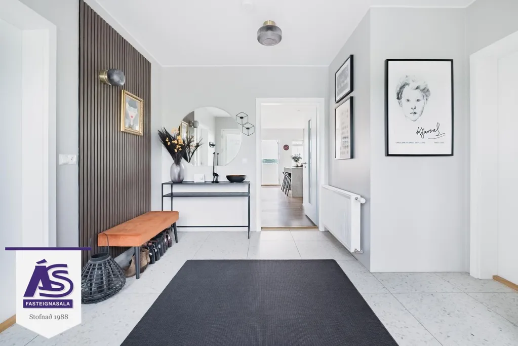 Ingresso - Newly Built Duplex with Garden in Skarðshlíð