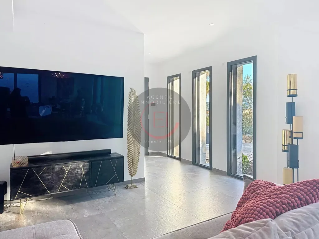 Elutuba - Contemporary Villa with Pool in Secure Estate